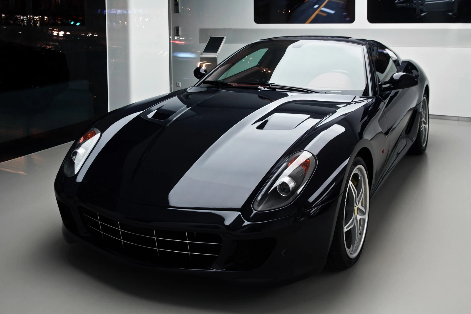 Luxury Car Rental Etiquette: Dos and Don'ts